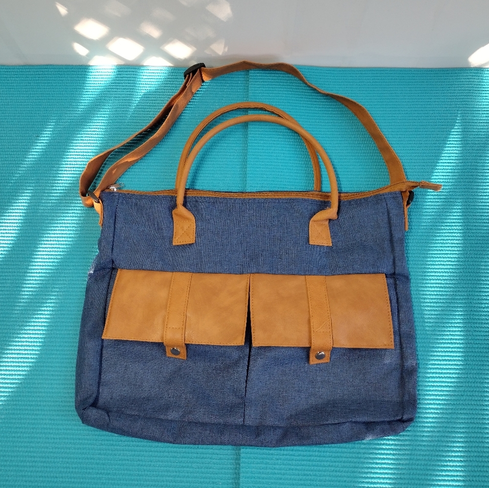 AARP Classic Courier Tote/Pockets/Ajustable Strap/Zip Up/Snap/Lightweight